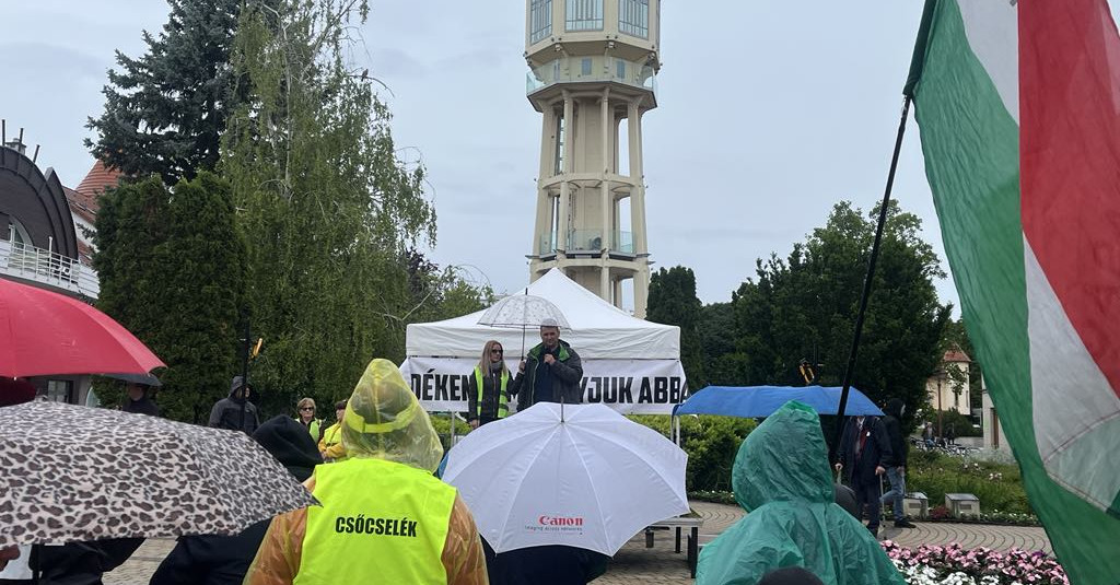 Tour dö NER – Hadházy Ákos és civilek tüntettek Siófokon