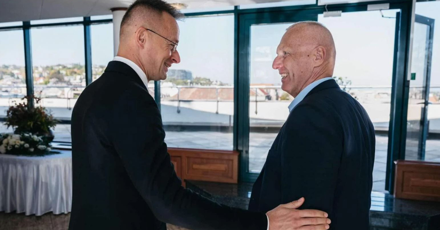 Miért lenne ciki a Fidesznek egy orosz ügynök, ha amúgy is ugyanazt mondják?