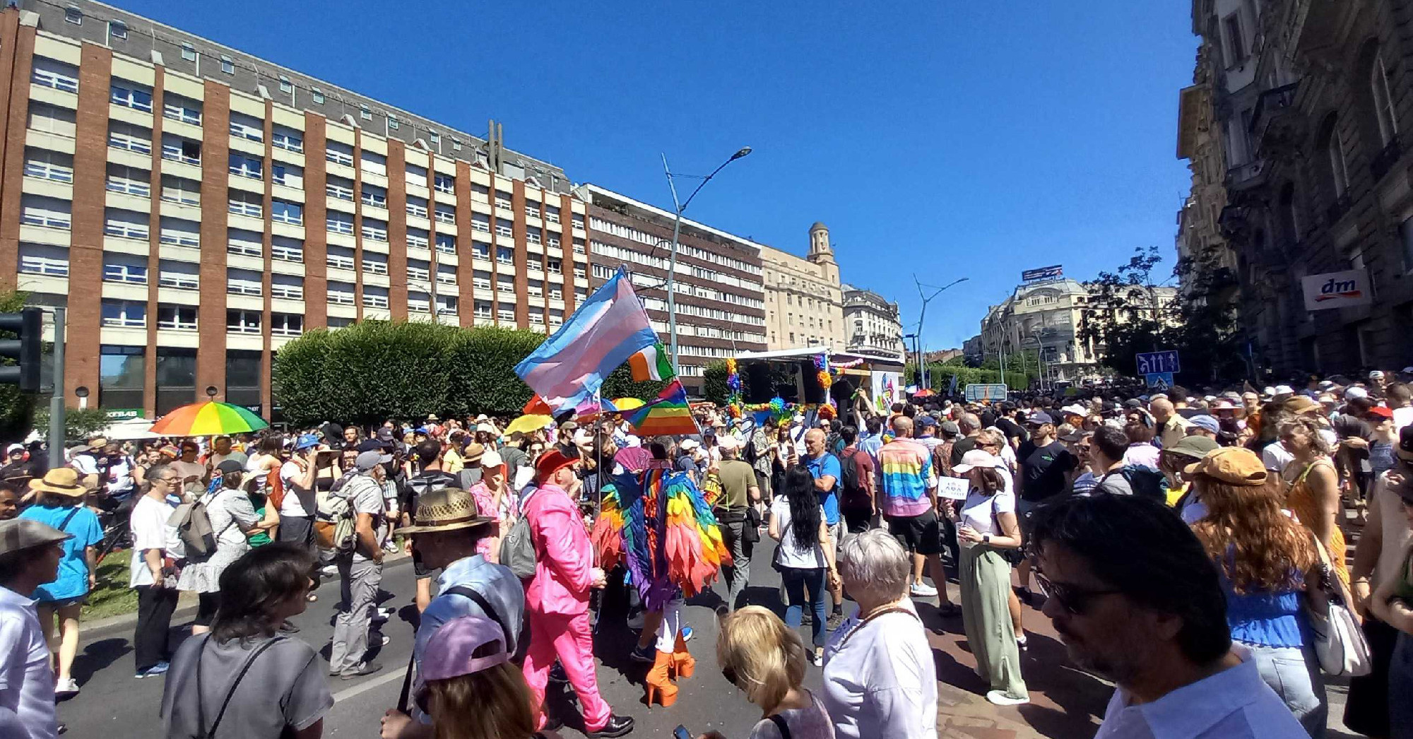 Budapest Pride: új útvonalon, lépésben halad a valószínűleg eddigi legnagyobb felvonulás