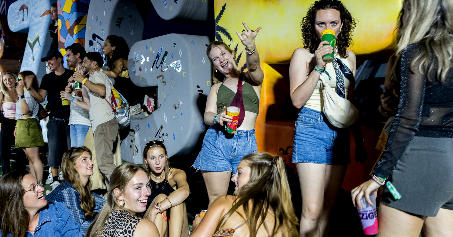 A reggeli felfrissüléstől buli kifulladásig – így látják az idei Szigetet a Narancs fotósai Kép