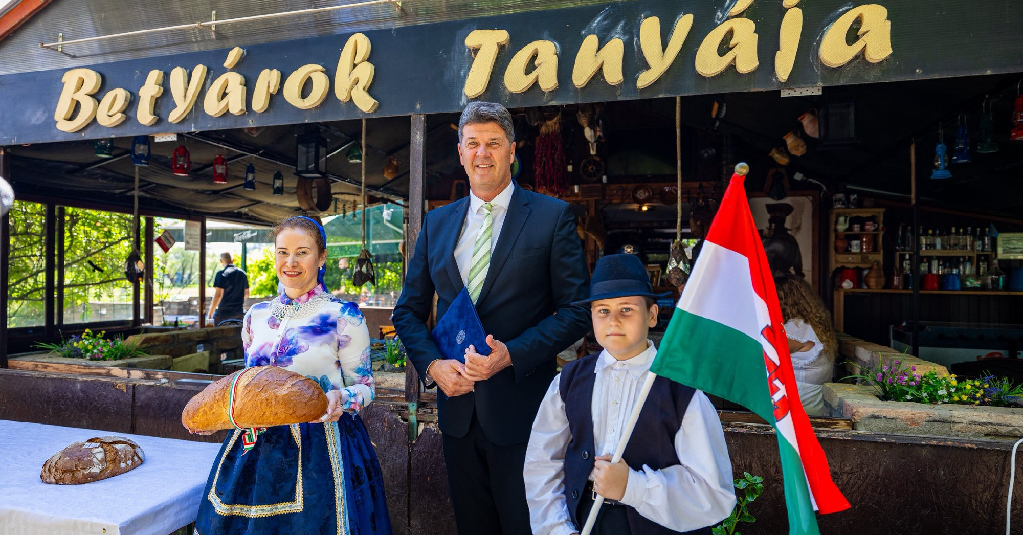 „Zártkörű népünnepélyen” szegett kenyeret a kormányoldal Szegeden