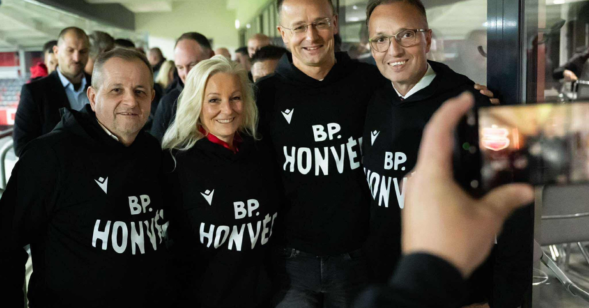 Szijjártó egy alig létező ázsiai céggel karöltve lenne a Honvéd megmentője