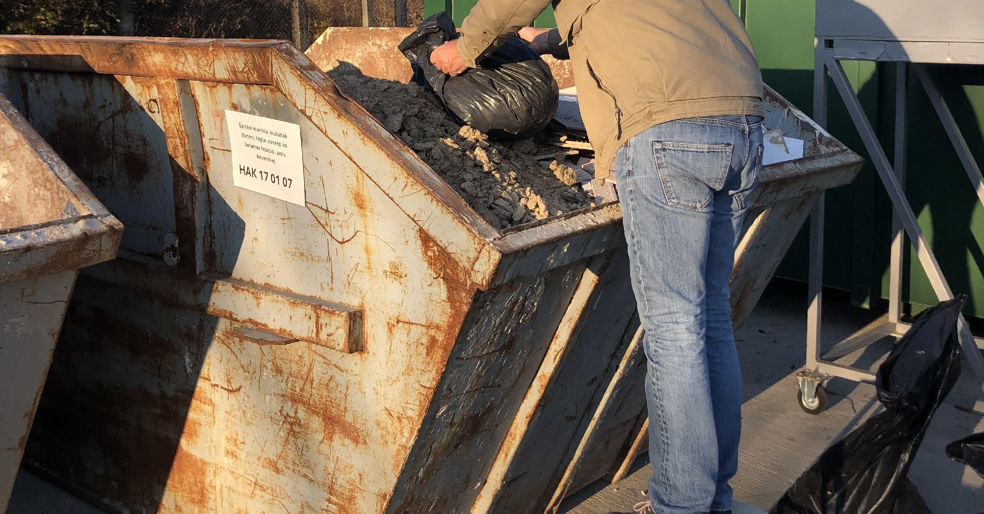 Hogyan lehet megszabadulni az építési törmeléktől egy veszprémi hulladékudvarban? A MOHU szeméttelepén valami nem tiszta