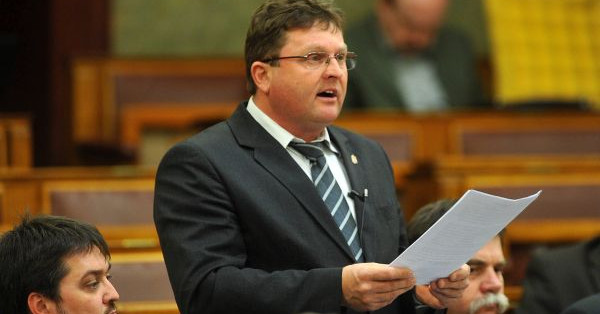 Lángosozni hívta a falut az újrainduló vak komondoros volt polgármester