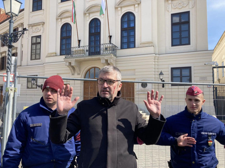 Képviselők, rendőrök dulakodtak a Karmelitánál
