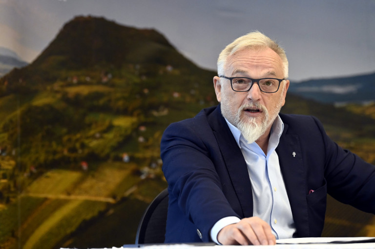 A szovjet hadsereghez hasonlította Hernádi Zsolt a kormány különadóit