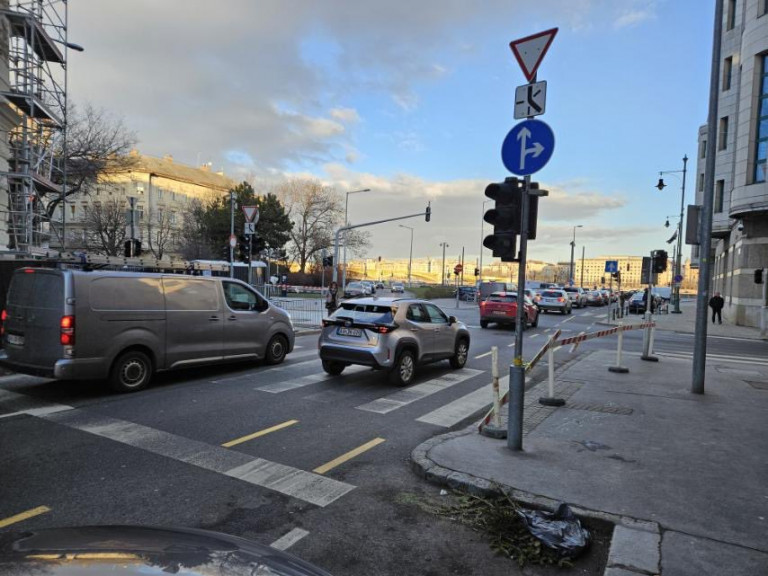 Egy hónapja nem működik egy jelzőlámpa a II. kerület egyik forgalmas kereszteződésében, a polgármester kiakadt