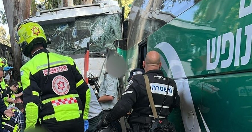 Buszmegállóba hajtott egy kamion Izraelben