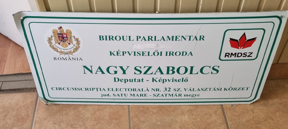 Letépték a táblát a magyar képviselő irodájáról
