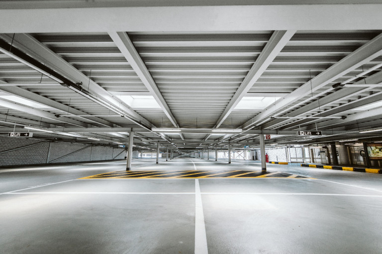 Külön parkolóhelyet alakítottak ki nőknek egy budapesti mélygarázsban