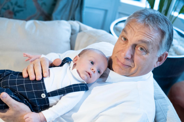 Unokájával pózolt karácsonyra Orbán Viktor