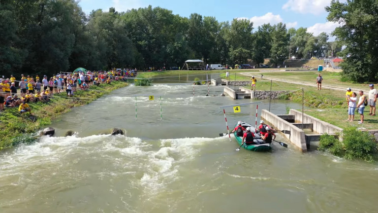 Rafting a hallépcsőn - hatalmas bénázással mutatták be az alföldi vadvízi evezést