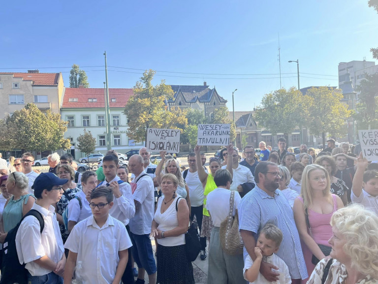 Szegedre költöztek autista gyerekük érdekében, erre megszűnt az iskola