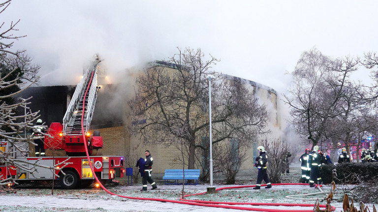 Szilveszterkor is dolgoznak a tűzoltók a kigyulladt szentesi sportcsarnokon