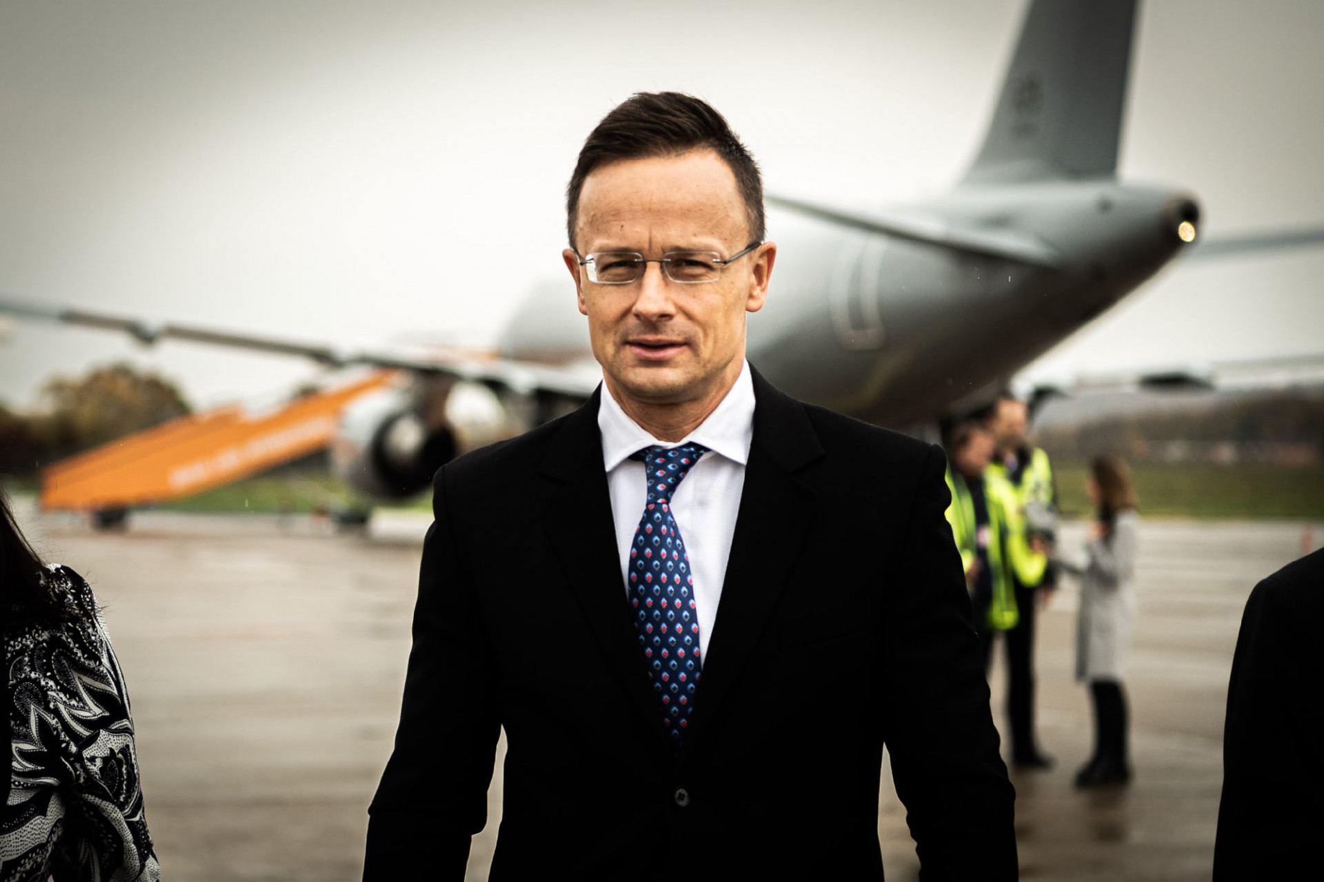 Olyan fotókat tesz közzé Szijjártó, amik pont a kormány szerint jogsértőek 