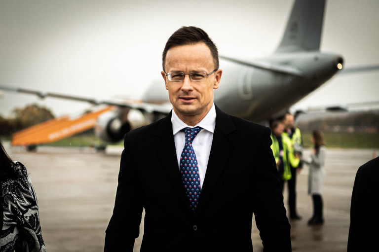 Olyan fotókat tesz közzé Szijjártó, amik pont a kormány szerint jogsértőek 