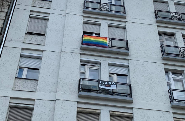 Szivárványos zászlót láttak az erkélyen, rugdosták az ajtót