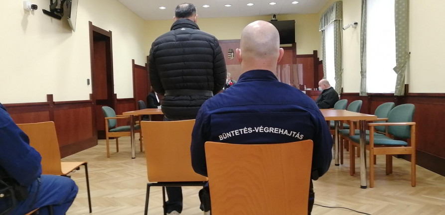Tizenkét évet kapott az unokája előtt szurkáló nagyapa