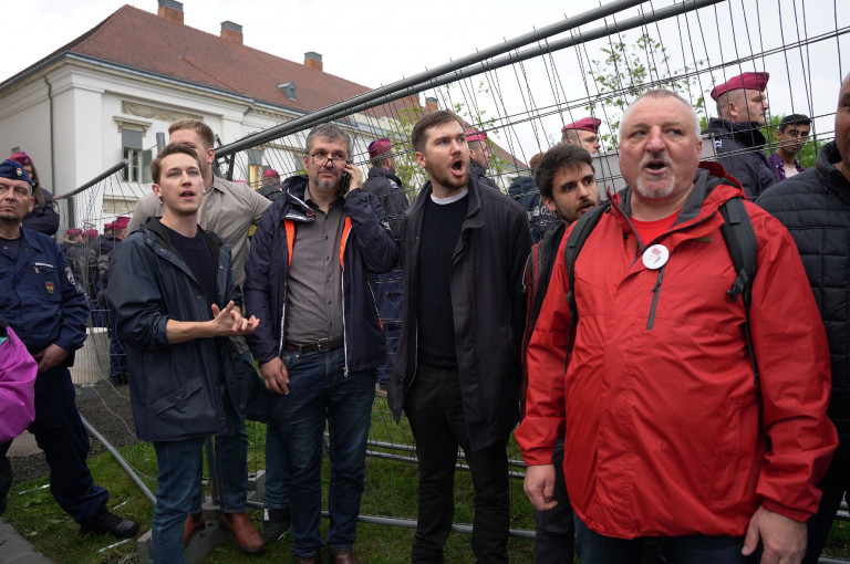 Hadházy: Kimutatta a foga fehérjét a rendőrállam