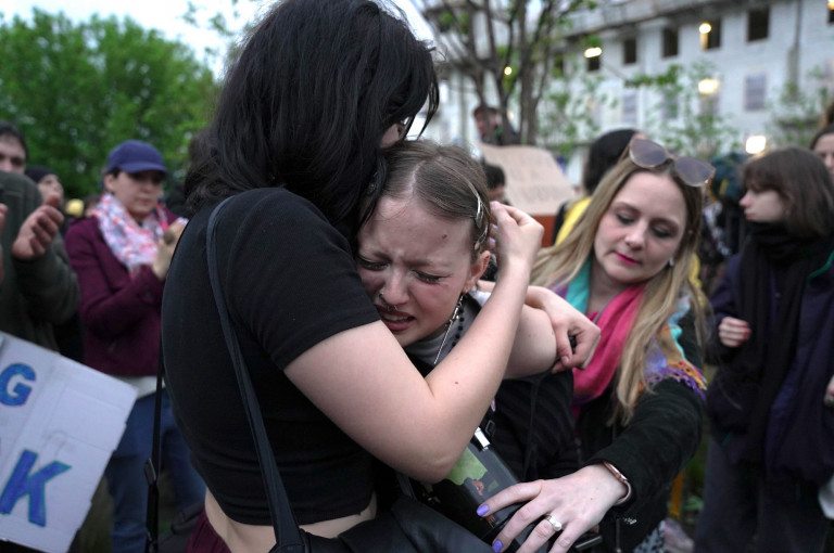 Könnygázt használt a rendőrség a Karmelitánál a kordonbontásban résztvevő tüntető diákokra