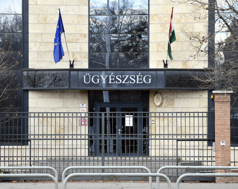 Korrupcióval vádolnak egy ügyvédet, aki ügyész volt