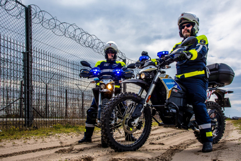 Elektromos krosszmotorokkal is őrzik a déli kerítést